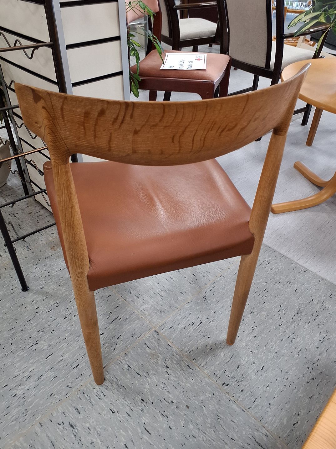 Spisebordstol i brun læder
